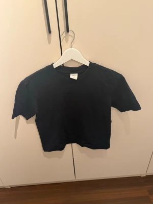 marinblå tshirt - inga defekter och nypris 159kr