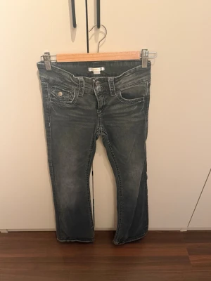 mörkgråa jeans - inga defekter och nypris 349kr. 
