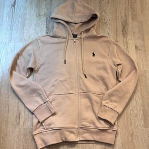 Ljusrosa hoodie från Polo Ralph Lauren - Snygg ljusrosa tröja från ralph lauren. Denna har dessvärre aldrig kommit till användning och bara ligger. Pris går att diskutera med rätt köpare🙌