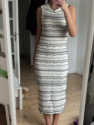 Stickad klänning - Stickad klänning. Använd endast en gång 