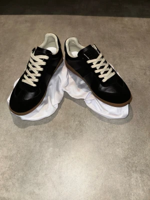 Svarta Replica sneakers från Maison Margiela - Helt nya. Hör av vid minsta fundering💫 Kan visa kvitto ifall det behövs