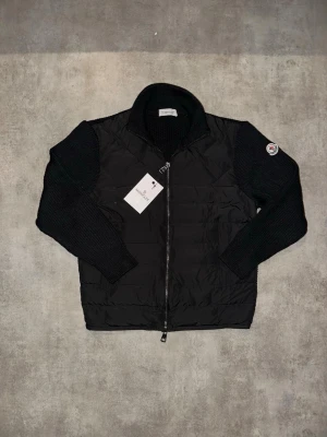 Svart cardiganjacka från Moncler - Helt ny. Hör av vid minsta fundering