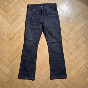 Levi’s 507 jeans - Vid köp av fler produkter erbjuds bättre pris. Skriv vid ytterligare frågor eller funderingar🤝 Storlek: 31/32. Mått: Längd 103 cm. Midja 41 cm.