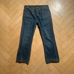 Levi’s 527 jeans - Vid köp av fler produkter erbjuds bättre pris. Skriv vid ytterligare frågor eller funderingar🤝 Storlek: 31/32 (små i storlek, se måtten). Mått: Längd 93 cm. Midja 39 cm.