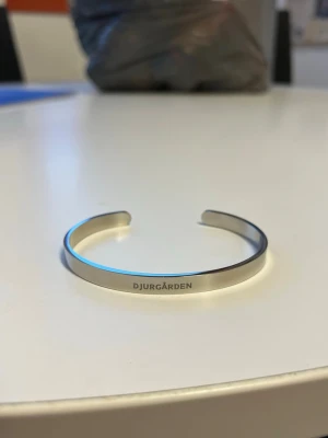 Silvrigt armband Djurgården gravyr - Vi har ett Uf företag som ska sälja slut på våra varor. Nu säljer vi ut våraråstfria armband i guld eller silver. De finns i lagen Hammarby, AIK & Djurgården. På mitt konto finns de andra typerna av armband. Ställ gärna frågor om mått med mera.🥰