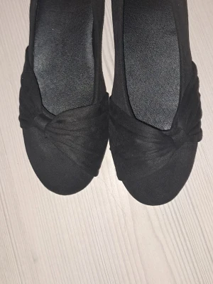 Balerinaskor - Helt nya och oanvända svarta balerina skor i storlek 41