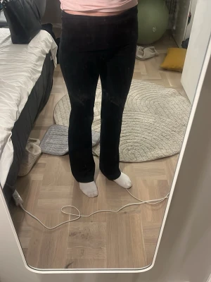 Svarta yogapants - Säljer ett par svarta yogapants med bootcut-modell och bred linning i midjan. De är stretchiga och sitter skönt på kroppen. Perfekta för dig som gillar en enkel och stilren look. Materialet känns mjukt och följsamt. säljer de då de är för långa för mig och inte kommer till användning, kontakta mig om ni har frågor 💞
