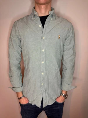 Ralph Lauren skjorta  - Hej! Nu säljer vi denna super snygga Ralph Lauren Custom slim fit skjortan i storlek M! Nyskick! Hör av er vid frågor, endast 275kr men kan gå ner vid snabb och smidig affär🥰💙 // studio II Resell 