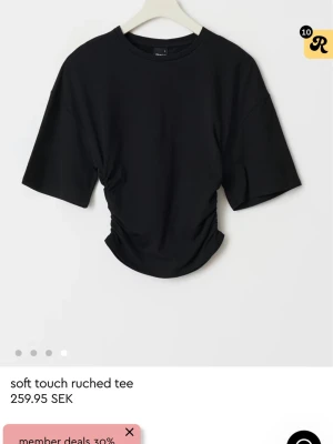 Svart t-shirt - Svart t-shirt i mjukt material med korta ärmar och rund hals. Modellen är croppad och har snygg snörning på sidorna.