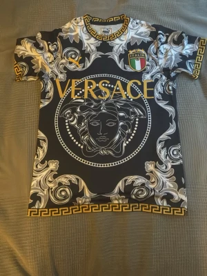 Svart fotbolls T-shirt  - Säljer en snygg tunn fotbollströja som är väldigt skön att ha på sig, man kan även använda den till vanliga outfits och inte bara när man spelar fotboll. 