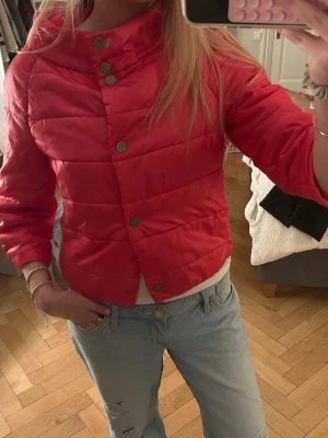 Rosa trekvartsärmad jacka - As cool rosa trekvartsärmad jacka, har en krage som står upp om man knäpper alla knappar!! Kommer tyvärr inte till användning💓💓