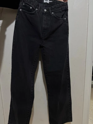 Svarta raka jeans från 157 - Snygga svarta jeans från 157 med rak passform och klassisk femficksdesign. Jeansen har hög midja och är tillverkade i denim med en lätt tvättad look. Perfekta för en avslappnad och trendig stil.