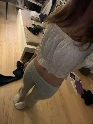 Vit offshoulder sommar blus  - Säljer en söt vit offshoulder blus från NA-KD i storlek 36. Blusen är croppad och har broderade spetsdetaljer samt volangkant nertill. Perfekt för dig som gillar romantisk och trendig stil.            Pris kan diskuteras vid snabb affär💗