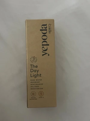 Yepoda kräm - The Day Light kräm är en lätt och oljefri dagkräm. Innehåller rosenvatten och mugwort som lugnar huden hela dagen   Pris går att diskutera 