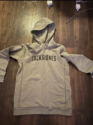   Jack & Jones - Säljer denna snygga Jack & Jones hoodie som är grön/khaki! Den passar ej längre och kommer därför int till användning! Den är storlek 176 ”15/16” år nypris kanske ligger runt 500-600 hör av dig vid intresse!