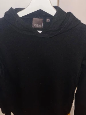 Oscar Jacobson Kashmir hoodie   - Svart Kashmir hoodie från Oscar Jacobson. Möjligen något urtvättad i storleken och sitter lite mindre. Optimalt är ungefär 175 cm. Inga andra defekter, mycket bra skick! 