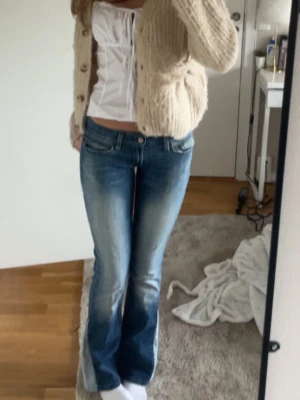 Levis bootcut jeans - Lågmidjade bootcut jeans från Levi’s jag sytt om längst ner. Jätte bra skick 😊
