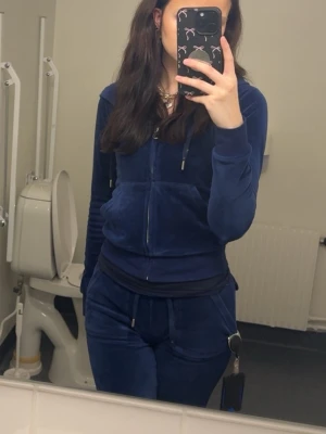 Mörkblå juicy couture set - Säljer mitt fina blåa juicy couture sett då jag ej använder de längre, dem är använda så tappat ena metall grejer men följer med en ny, både byxor å tröjan är i XXS men är normalt en XS så de passar en XS åxå. Vill bli av med de asap så löp å köp!💕 pris kan diskuteras vid snabb affär så först i kvarn 🥰