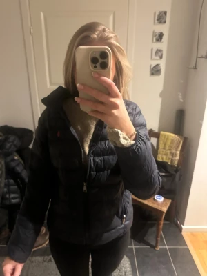 Mörkblå pufferjacka från Polo Ralph Lauren - Säljer en mörkblå vårjacka från Polo Ralph Lauren i storlek XL - 16 år. Jackan har använts några gånger men har inga tecken på slitage. Nypris : 2000