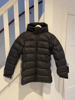 Peak Performance jacka  - Svart Peak Performance jacka i storlek S😊Den har ett väldigt litet hål över fickan på ena armen, men annars är den i mycket bra skick! 