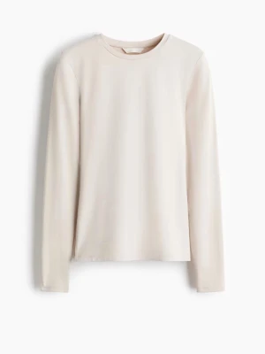 Beige långärmad topp från H&M - En enkel och stilren beige långärmad topp med rund hals. Som känns skön mot huden. Perfekt att matcha med jeans eller kjol för en clean look. Eller till träningen! Passar för mig som bär XS/S  Den är i jättebra skick, ser bara skrynklig ut på bilden 🙈