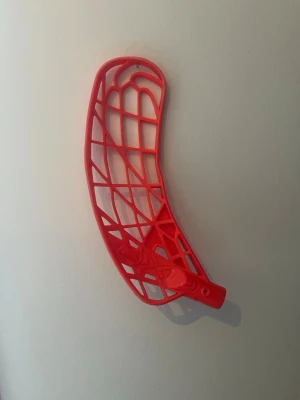 Innebandyblad Oxdog avox NB plast  - Säljer nu mitt avox blad pga av att jag inte använder det längre är ett avox blad är inte så mycket slitet men såklart det syns ju. plasten NB i Left. 