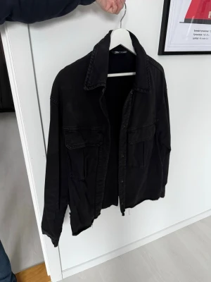 Svart jeansjacka från Zara - Svart jeansjacka från Zara i storlek s.