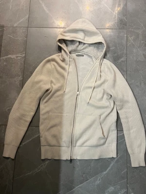 Paul Taylor Kashmir hoodie - Säljer den här riktiga snygga kashmir zip hoodien i en vit/beige färg från det italienska märket Paul Taylor! Den är i väldigt bra skick förutom att den är lite nopprig. Den är i storlek S men sitter mer som XS. Skriv vid minsta fråga/fundering🙌🏼