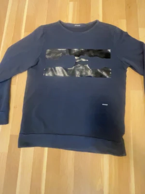 Mörkblå Dondup sweatshirt - Mörkblå sweatshirt från Dondup med coolt blankt tryck i svart på bröstet, färgen e fin o ett lite schysstare märke som dondup!