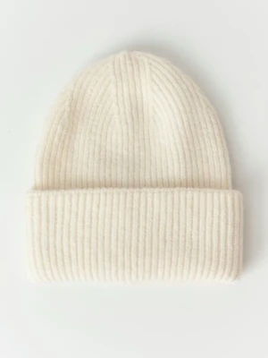 Ribbstickad vit mössa i ullmix - Snygg ribbstickad mössa i mjuk ullmix med uppvikt kant. Färgen är krämvit och modellen är klassisk och enkel, perfekt för kalla dagar. Passar dig som gillar stilrena accessoarer med en clean look.
