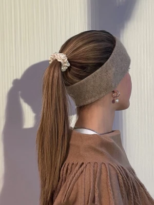 Beige stickat pannband  - Namn: 10 Material: 100% kashmir Antal: 1 st pris: 299 ink frakt🤎🤎🤎