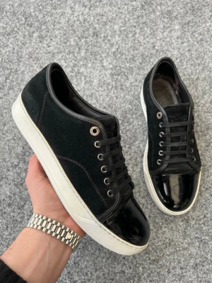 Lanvins - Säljer dessa sjukt feta lanvins! Grymt pris på dessa! Nypris 5000kr mitt pris 2199! Size uk6 motsvarar 40-41! Dem är marinblå! Skick 8,5/10 ! Dustbag ingår! Hör av dig vid minsta fundering 🤩