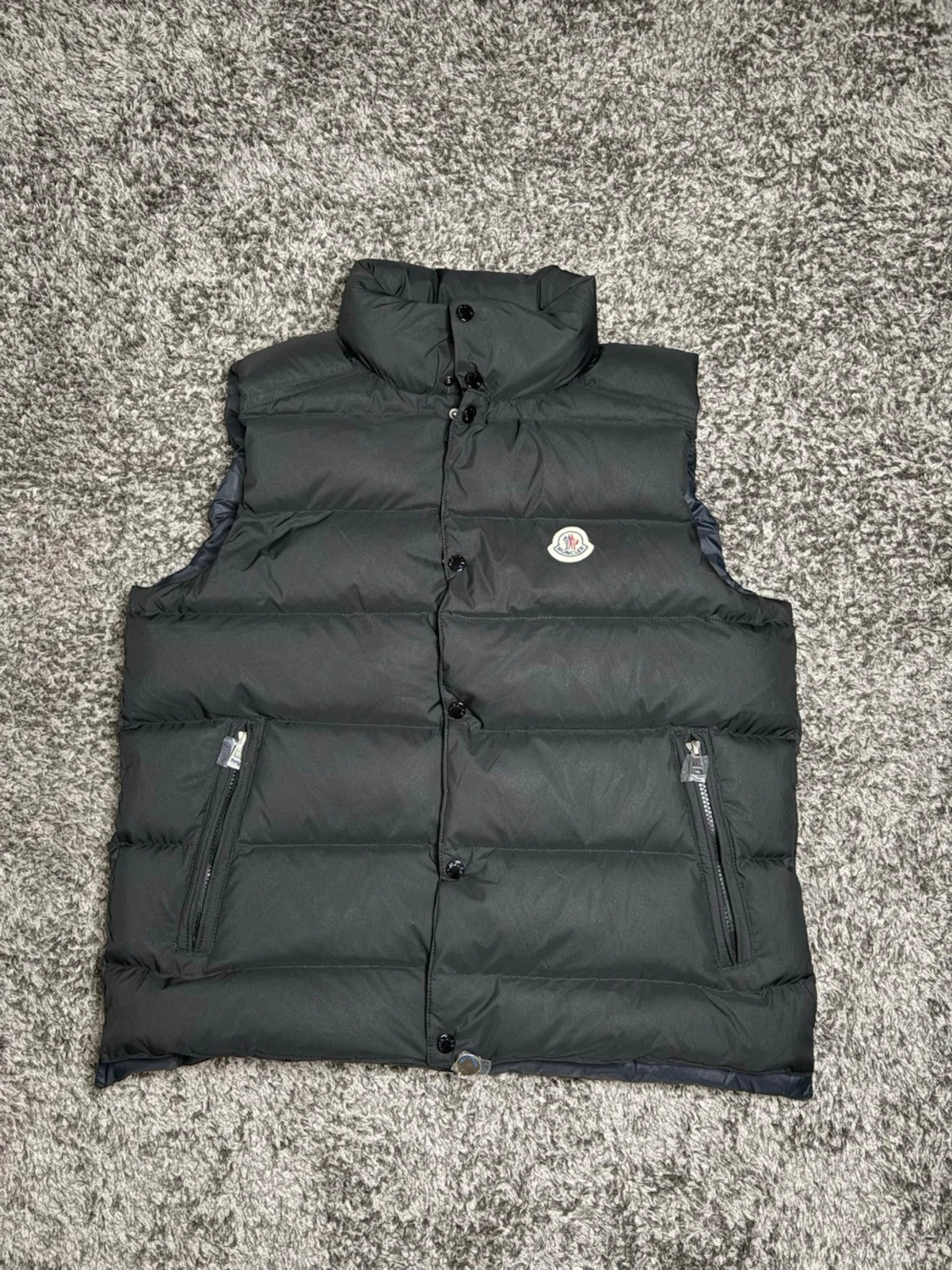 Svart dunväst från Moncler