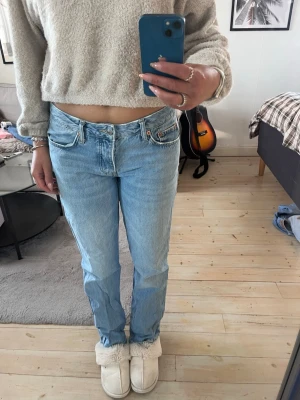 Jeans från Lager157 - Jättefina jeans från Lager157! ”Lågmidjade” med knappar som gylf, icon modellen!