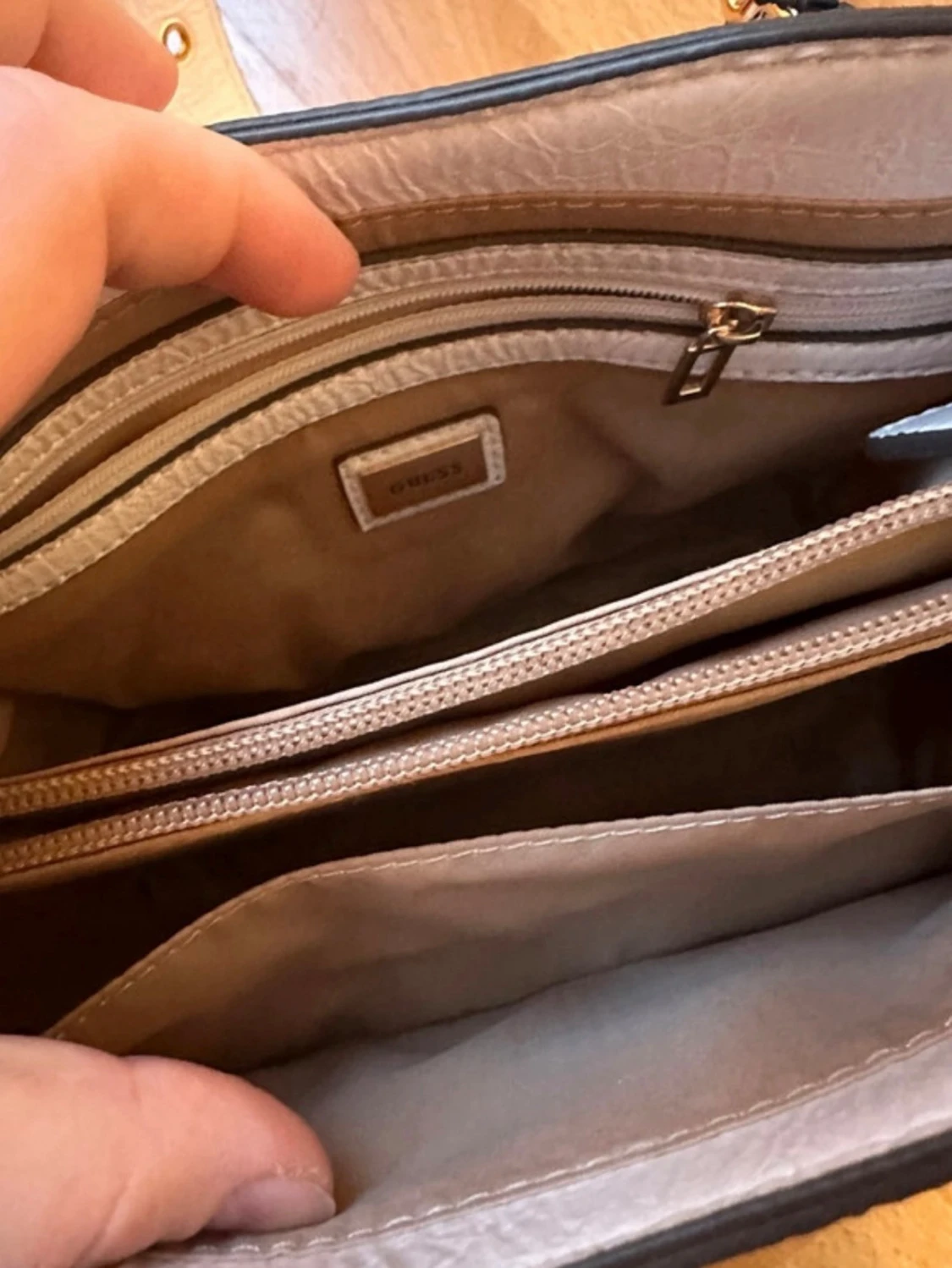 Vit handväska från Guess - 2