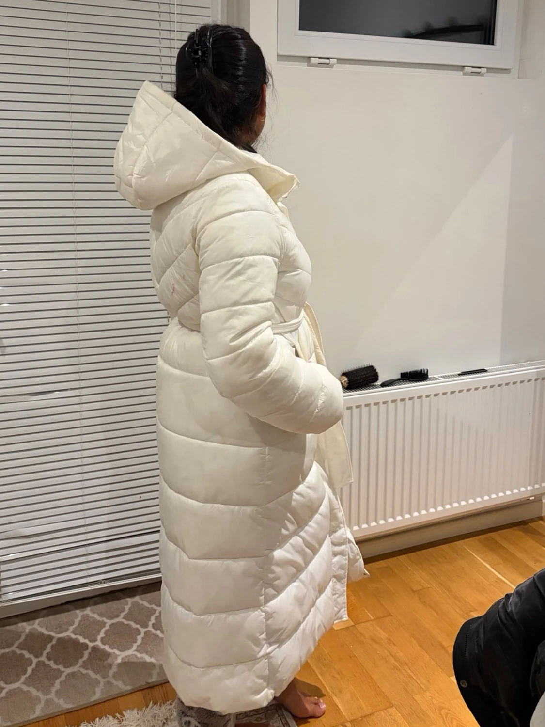 Lång vit dunjacka med huva och bälte - 1