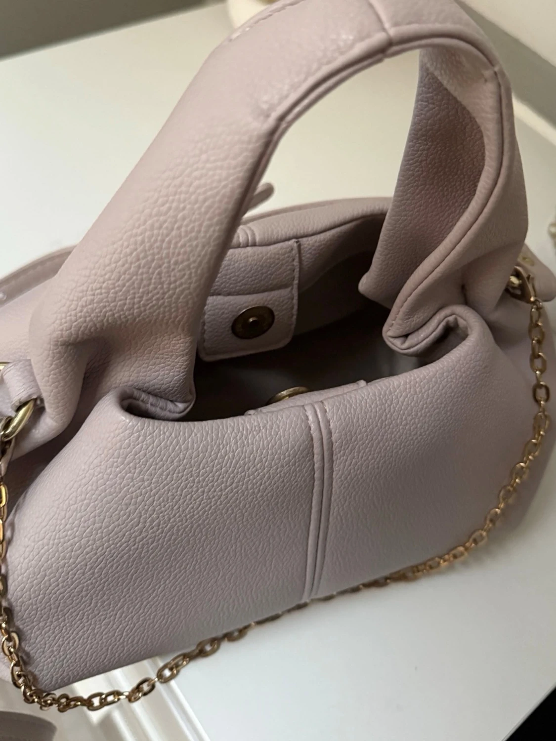 Ljuslila handväska med guldkedja - 1