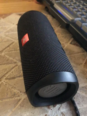 JBL FLIP 5 BT Högtalare av högsta kvalite. - På väg någonstans? Vattentåliga JBL Flip 5 har JBL:s klassiska, kraftfulla ljud och en speltid på över 12 timmar. Parkoppla två PartyBoost-kompatibla högtalare för ett kraftfullt stereoljud eller koppla samman flera PartyBoost-enheter för att skapa ett ännu större party. Nypris runt 1000-1400kr. Dennna är ny original laddare och USB kabel medföljer.