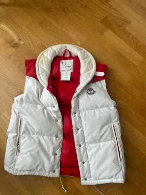 Vintage Moncler Grenoble Dunväst - Säljer en äkta vintage Moncler Grenoble dunväst från sent 70-tal (märkt B-79). Producerad i Frankrike innan Moncler flyttade produktionen – riktig original ski-era piece.