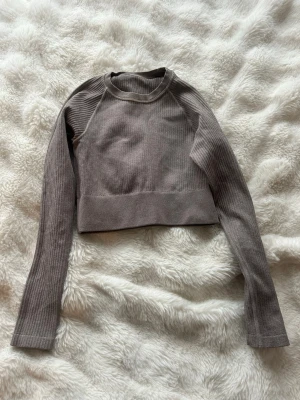 Croppad träningströja - Beige/lila/grå träningströja 