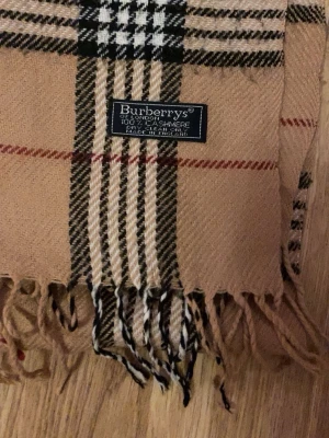 Burberry Halsduk - Burberry’s halsduk i populäraste och snyggaste färgen || 100% Kashmir som är det skönaste, snyggaste och absolut dyraste materialet ||      Hör av er om frågor.                                             Priset är prutbart vid enkel affär