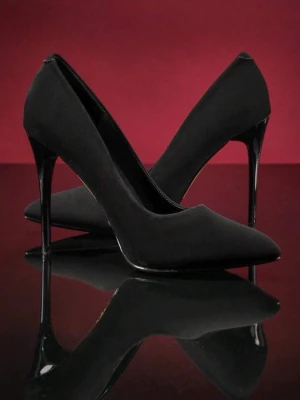 Svarta klassiska pumps med smal klack - Stilrena svarta pumps med spetsig tå och hög, smal klack. Skorna har en elegant siluett och är tillverkade i ett matt material som ger en lyxig känsla. Perfekta för dig som vill ha en tidlös och trendig look.