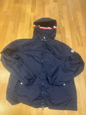 Moncler vindjacka  - Säljer äkta Moncler vindjacka,pris kan diskuteras 