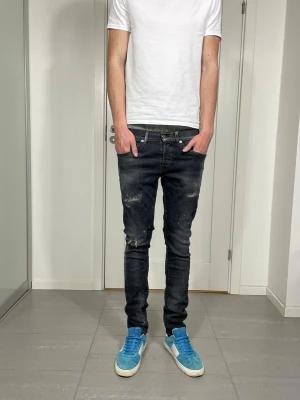 Dondup George Jeans  - Säljer nu dessa Dondup George jeans med snygga slitningar i populär design, skriv för fler bilder/frågor🙌🏼