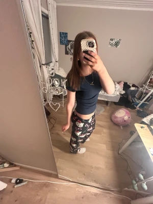 Mörkblå croppad t-shirt - Snygg mörkblå croppad t-shirt med korta ärmar och rund halsringning. Enkel och stilren modell som passar perfekt till både myskvällar och chill hemma. Materialet känns mjukt och bekvämt mot huden.