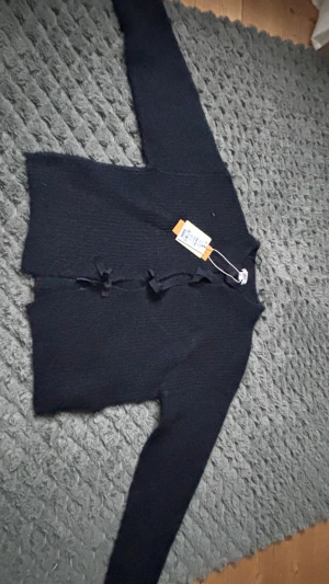 Gina tricot blå premium quality tröja med rosetter - En jätte fin marinblå Gina tricot young tröja i storlek 158/164 med rosetter. Den är jätte mjuk och har premium quality, helt ny. Skriv vid frågor!😊