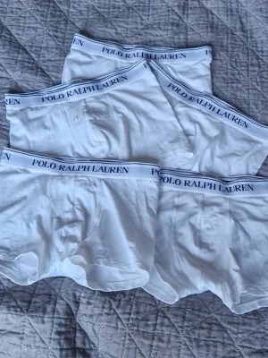 Vita kalsonger Polo Ralph Lauren - Fem par klassiska vita kalsonger från Polo Ralph Lauren. De är bekväma och är tillverkade i mjuk bomull. Passformen är tight och modellen är trunk/boxer.  Provade och tvättade, säljs för att de inte passade mig.