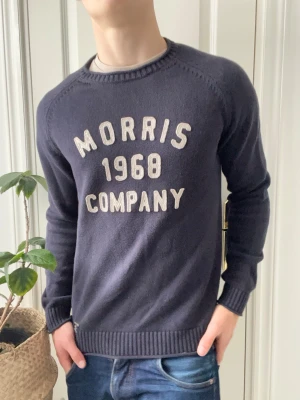 Morris tröja  - Morris tröja i nyskick - himla najs med bra passform. Inga defekter alltså! Modellen i bilderna är 180 cm 75 kg och bär Storlek M , Kom med frågor! 🌟 (Kan gå ned i pris vid köp av paket 😉) 