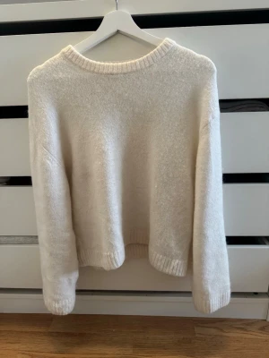Biege stickad tröja Gina tricot  - Biege stickad törja ifrån Gina Tricot i storlek xs, något nopprig!