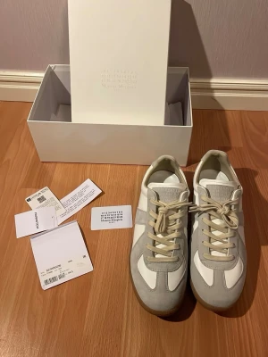 Maison Margiela Gats skor - Säljer mina finskor från maison margiela i storleken 44,5 eftersom att dem aldrig kom till användning. Helt nytt skick, väldigt snygga och sköna. Ingår: skor, låda, Maison Margiela autenticitet kort, lappar och tyg påsar som följde med när paret köptes. Har du några följdfrågor så kan du skriva till mig.